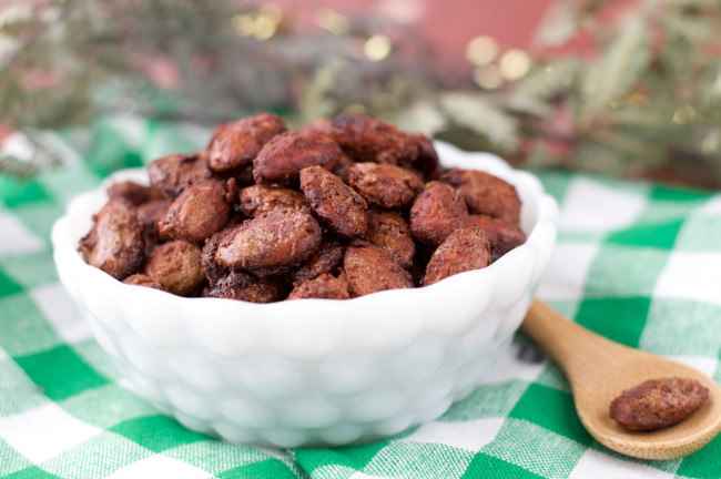 Paleo Gingerbread Spiced Almonds | Plaid and Paleot
